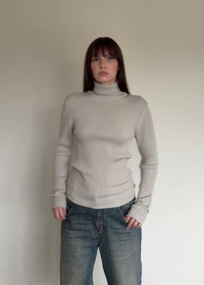 womem wearing beige turtleneck sweater